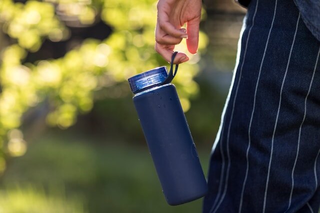 カバー画像:走井学校給食センター対象校の調理場内でプラスチックの破片を発見、給食を中止