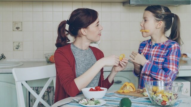 カバー画像:特別講演会『子どもの「食べる」「話す」を育む口腔機能発達支援』を開催