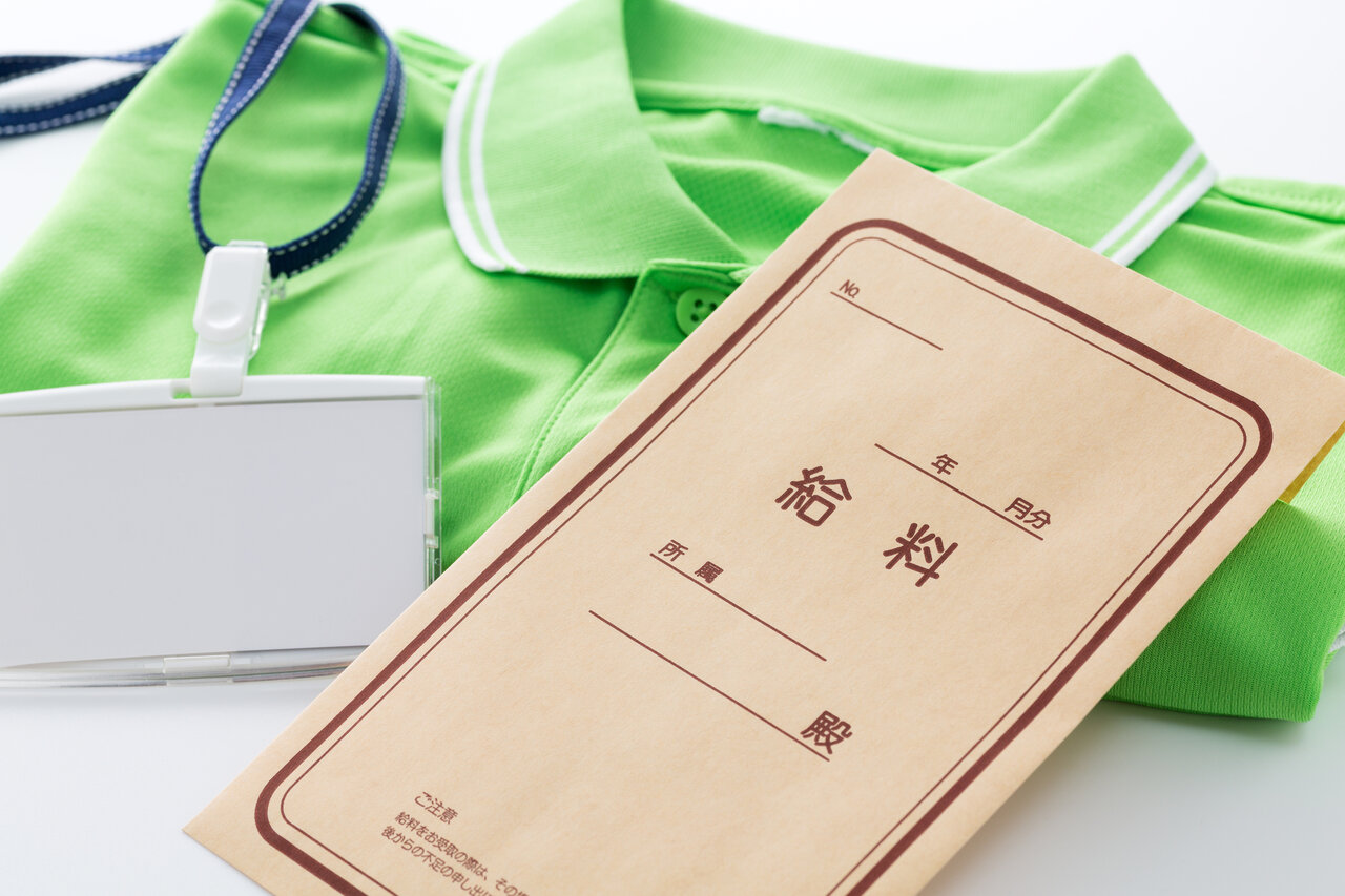 カバー画像:［介護］ 介護の賃上げ率が0.41ポイント低下　25年度