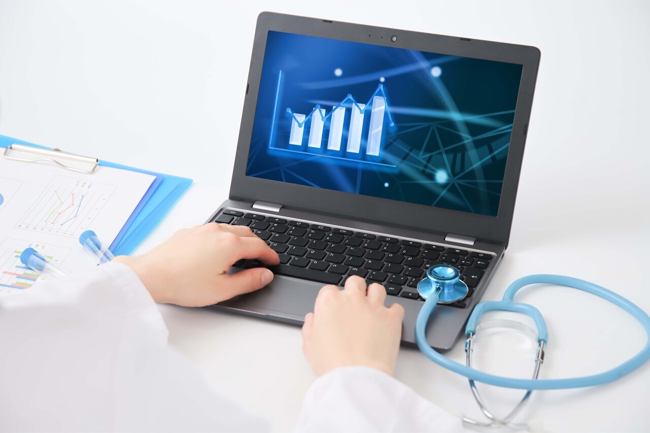 カバー画像:［介護］ LIFE説明会、対象を2区分に計3回実施　厚労省が事務連絡