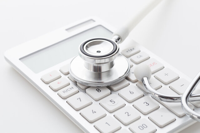 アイキャッチ:［診療報酬］ 医療経済実態調査、一般病院の損益差額率7.3％の赤字　厚労省