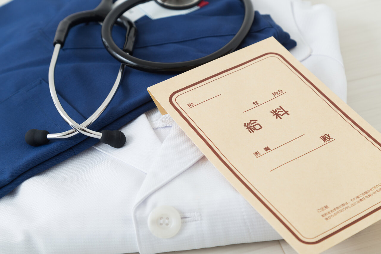 カバー画像:［診療報酬］ 賃上げに向けた対応と手続き簡素化の方向性を提示　厚労省