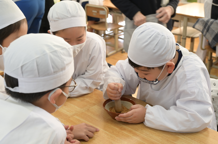 カバー画像:かどや製油、食育「ごまんぞく給食」を提供