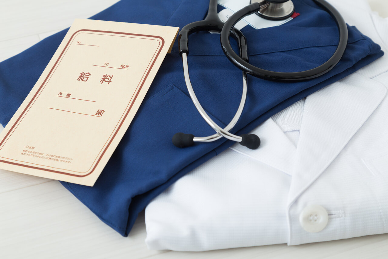 カバー画像:［診療報酬］ 賃上げは「ベースアップ評価料」での対応に一本化へ　中医協