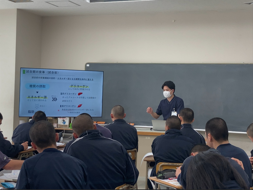 カバー画像:トモズが高校でスポーツ栄養セミナーを実施