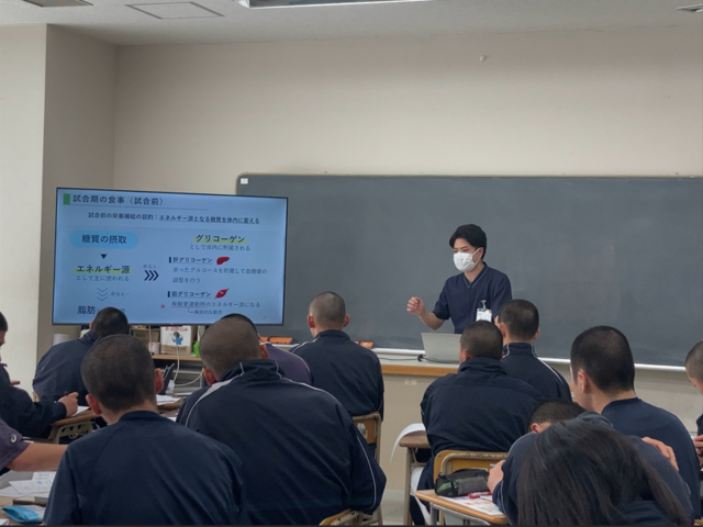 アイキャッチ:トモズが高校でスポーツ栄養セミナーを実施