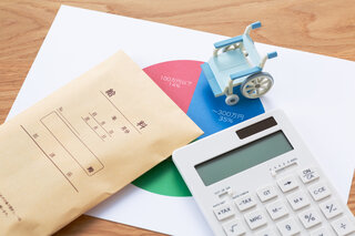 アイキャッチ:［介護］ 25年の介護職員給与31.4万円、全産業との差は8万円以上　厚労省