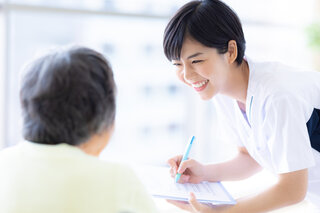 アイキャッチ:［診療報酬］ 看護職員処遇改善・ベースアップ評価料、法定福利費の範囲明示