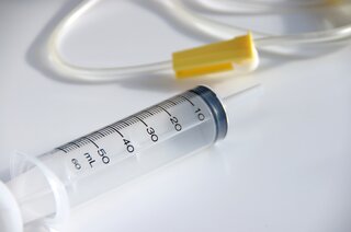 アイキャッチ:［医療提供体制］ 血液製剤を誤って投与、ベッドサイドで患者と製剤の照合を