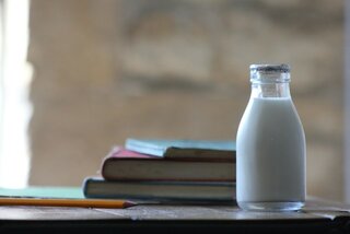 アイキャッチ:佐賀県唐津市、学校給食の牛乳にガラス片が混入